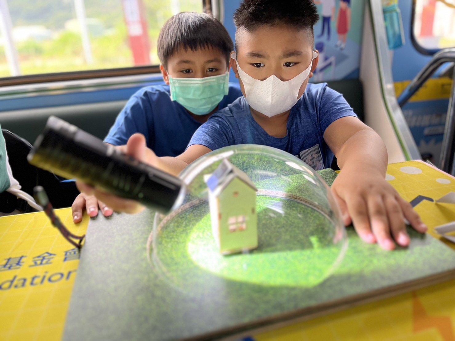 友達參與基礎科學主題車廂，以STEAM教學精神，設計「逐日科學家」、「太陽能工程師」以及「淨零建築師」三大能源科普課程和實驗