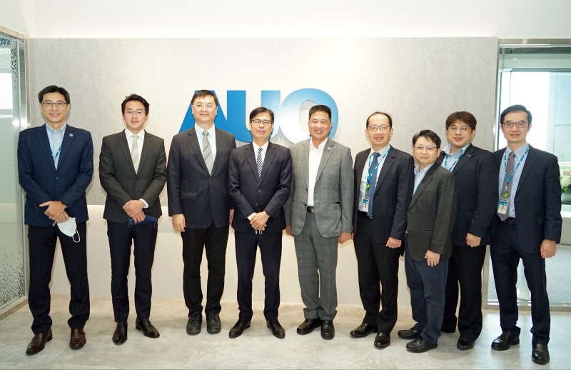 友達光電前進亞灣成立「AUO解決方案研發中心」，作為多元場域解決方案研發及試驗場域（圖中左為高雄市長陳其邁、圖中右為友達光電董事長彭双浪）