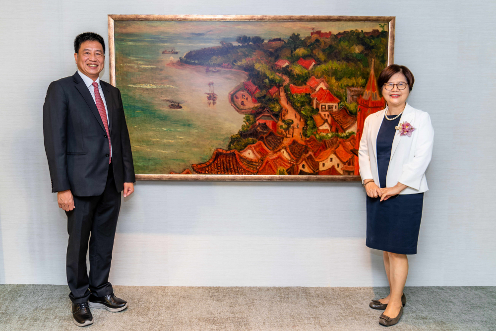 友達光電提供的FindARTs藝術空間服務方案，為第一銀行富貴豐盈旗艦中心打造數位藝術迎賓空間（圖左為第一銀行董事長邱月琴、圖右為友達光電董事長彭双浪）