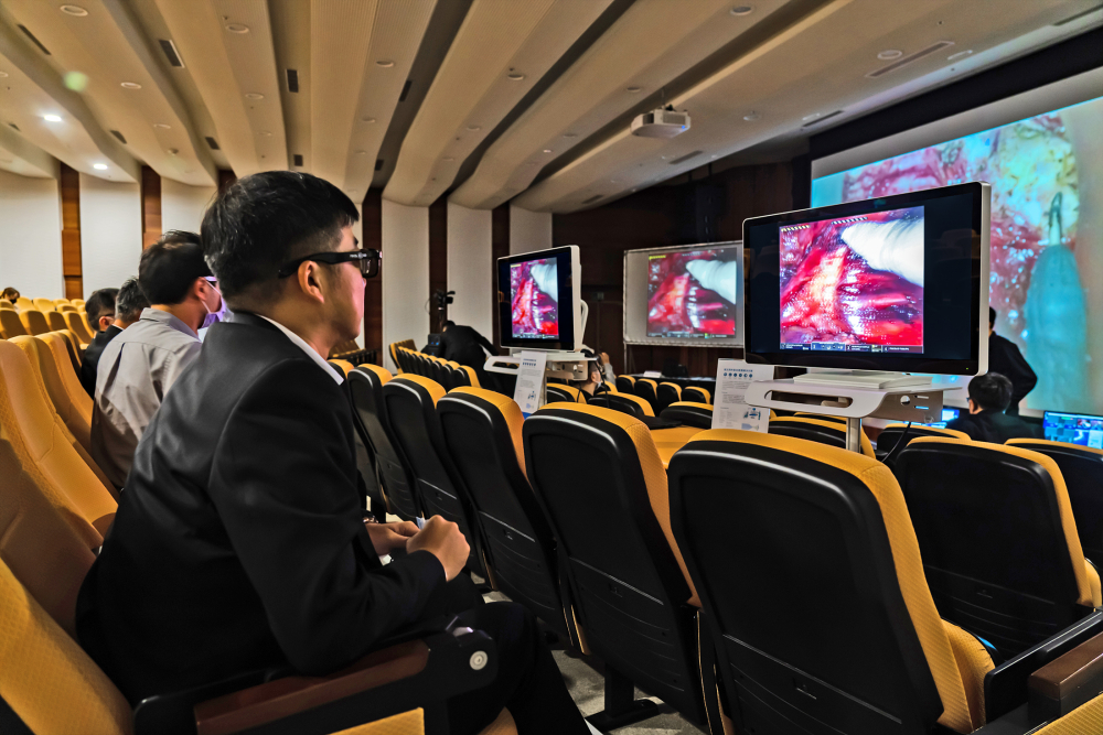 達擎之「達文西外接3D影像解決方案」，將達文西手術機器手臂的3D影像即時連線轉播，在會議室觀摩的醫師們只要戴上偏光眼鏡，就能與執刀醫師看到同步的3D立體影像，如臨操作台現場，縮短達文西手術的學習曲線