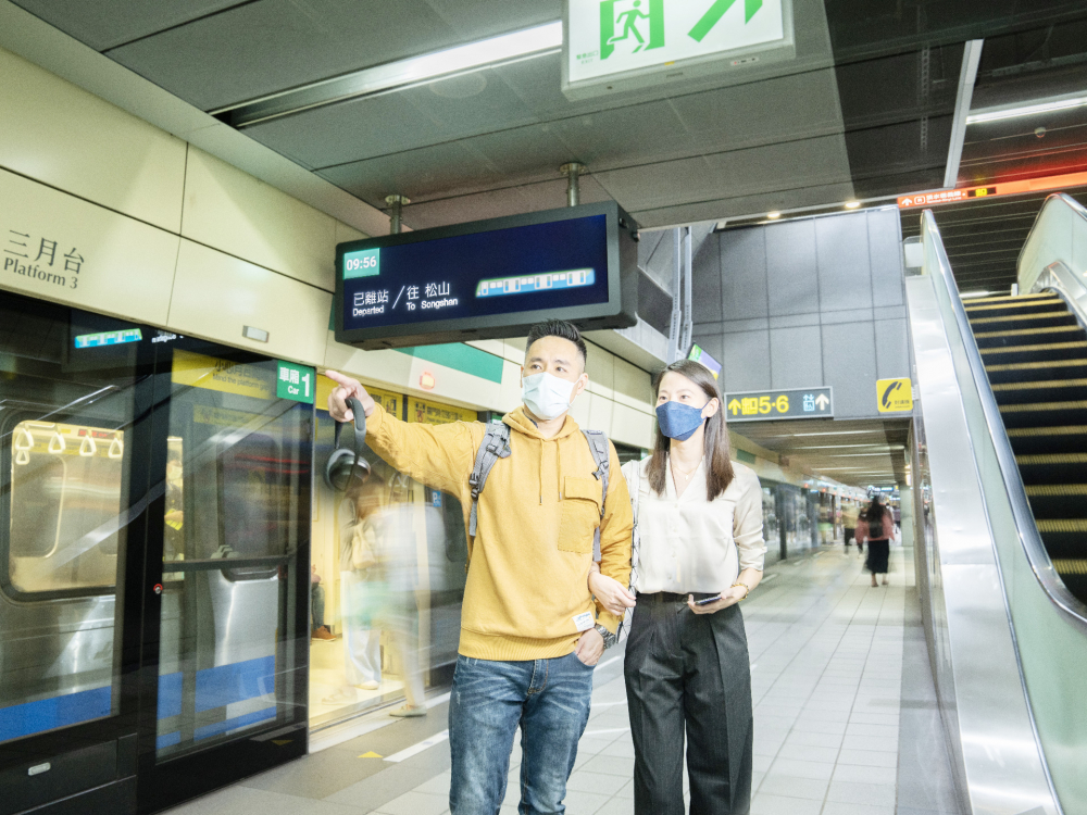 友達旗下達擎之客製化TARTAN顯示器，於台北捷運中山站亮相。以獨特長條型比例與高畫質特色，為台北捷運站帶來嶄新的都會車站風貌