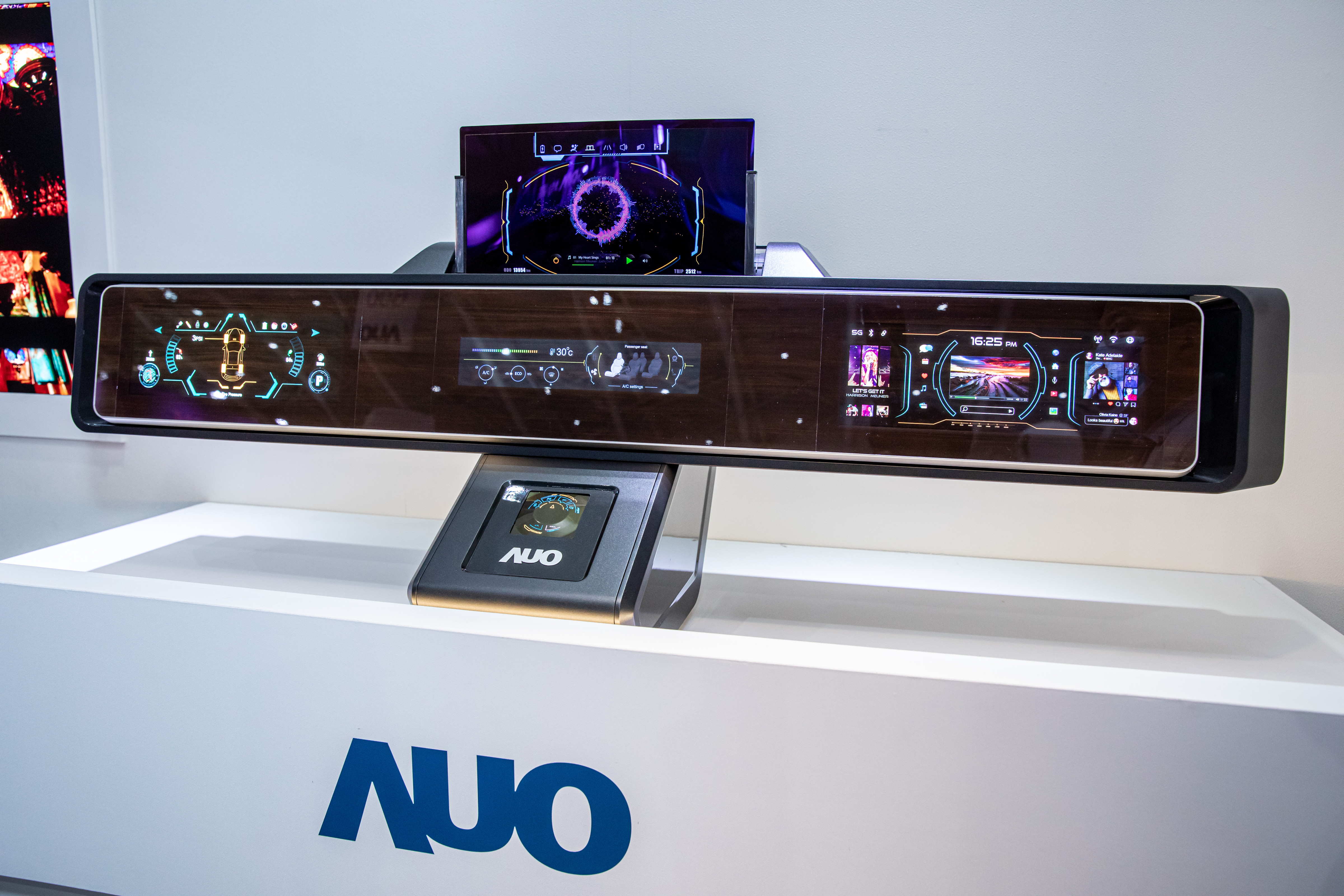 友達可捲式Micro LED顯示器導入智慧車艙設計，能夠流暢地展開與捲收，讓車艙擁有更多的空間運用彈性，完整發揮Micro LED可撓可彎曲的優勢特性