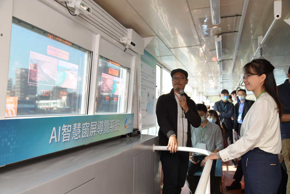 友達整合透明Micro LED智慧窗，透過景物GPS座標定位追蹤乘客視線，可即時在智慧窗提供正確的導覽資訊