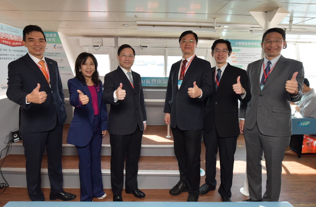 由經濟部技術處指導推動，透過友達光電、工業技術研究院與船舶中心三方合作，於高雄亞灣智慧渡輪率先導入最新Micro LED透明顯示器屏今(22)日啟用(左起友達光電營運長暨總經理柯富仁、高輪公司董事長黃淑美、經濟部次長林全能、高雄市副市長羅達生、經濟部技術處科長張能凱、工研院電光系統所副所長李正中)