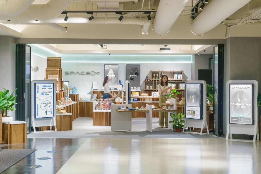 友達打造永續選物商店，展示社企及社創商品，結合創利空間所開發的智慧零售系統，整合多元產品資訊，讓無人商店扮演公益行動的推手