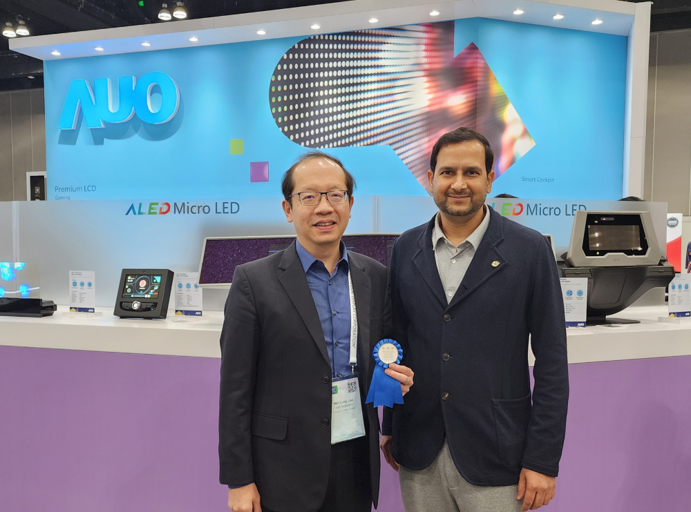 友達光電於2023 SID顯示週，由SID國際資訊顯示學會評選頒發「最佳中型展位獎」。左為友達光電技術長廖唯倫。