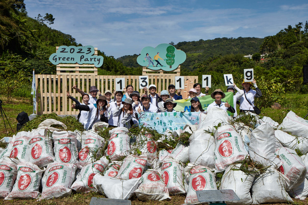 友達集結超過200位志工，攜手移除高達1311公斤的外來入侵種「小花蔓澤蘭」