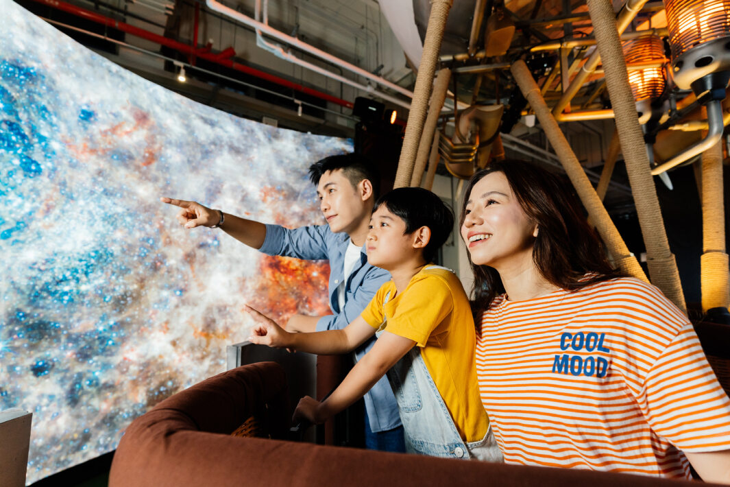 友達打造全台最大寬6公尺、高4公尺、唯一搭載LED弧形拼接顯示屏的動感飛行船，讓乘客駐足在熱氣球上，享受身歷其境的偽出國旅遊樂趣