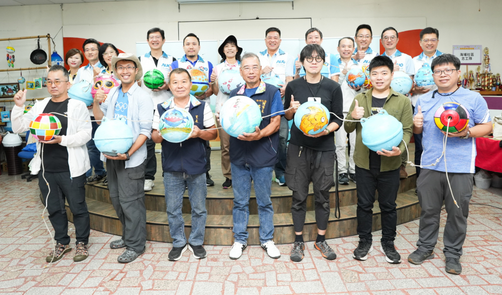 友達光電暨友達永續基金會董事長彭双浪與農業部林業及自然保育署新竹分署夏分署長、供應商夥伴、在地鄰里協會、社企團體，以循環再生的海廢浮球倡議從源頭減廢，為地球移除塑膠垃圾，共同「手」護台灣美麗海岸