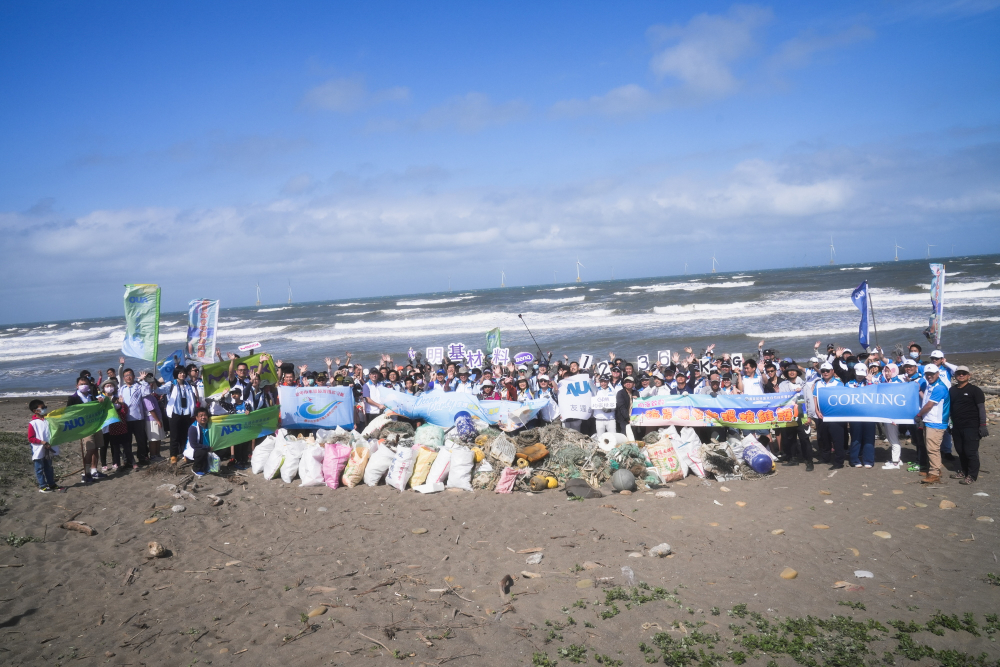 友達永續基金會召集企業志工、產官學和供應商夥伴，在苗栗後龍外埔魚港1340保安林海岸淨攤，齊心協力清除1.2公噸海洋廢棄物，以行動實踐對環境友善的承諾