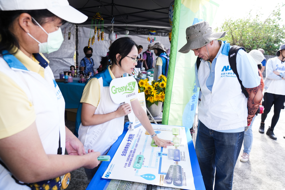 2023年友達永續基金會Ocean Party活動攜手社會企業及地方創生團體，策展食衣行等循環再生環教市集，及電動巴士接駁等低碳活動設計，打造減塑低碳的永續淨灘活動