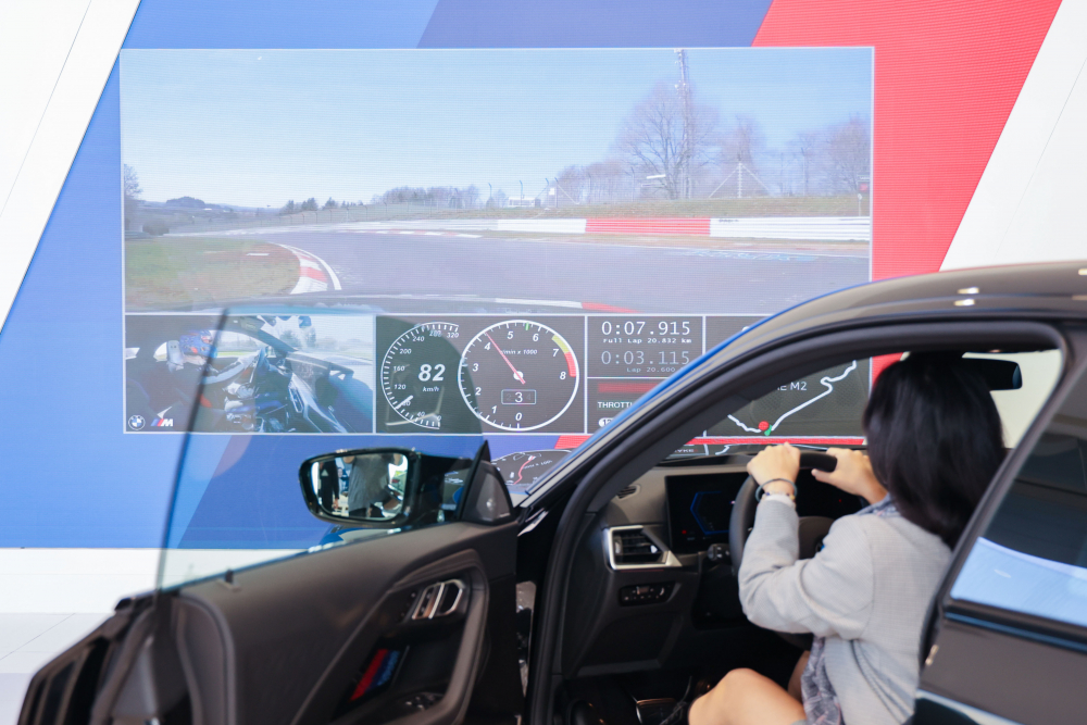 顧客按下虛擬Engine Start按鈕，啟動預選車款的引擎聲浪，螢幕同時呈現德國紐柏林賽道的試駕畫面，坐進車內一秒化身駕駛員馳騁奔騰