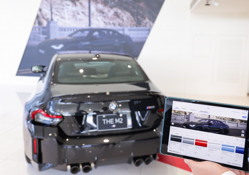 賞車介面即時投放到LED牆上，顧客可即時更換車輛內裝、零件選配與車款配色，提供近乎與實車等比例的沉浸式無死角虛擬賞車體驗