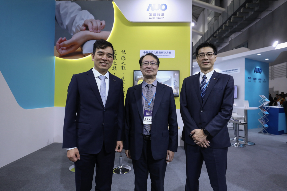 首次於醫療科技展亮相的友達耘康，捐贈數位化檢測設備與研究經費，協助衛福部國家中醫藥研究所打造中醫大數據資料庫。圖由左至右為友達光電執行長暨總經理柯富仁、衛福部國家中醫藥研究所所長蘇奕彰、友達光電智慧醫療事業群總經理廖世宏