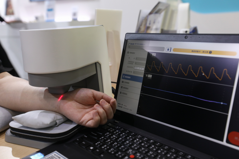 友達耘康脈象檢測系統透過電腦精準控制升降系統，還原中醫師三指把脈過程的舉、按、尋手法，將脈象感受轉化成數據，未來可結合大數據分析，實現智慧醫療及準確性