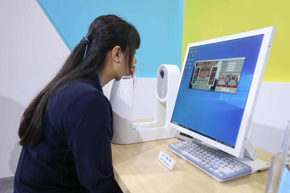 友達耘康延伸友達卓越的感測技術及色彩管理專長，研發出舌象擷取系統，可提供數據化、影像化的檢測結果，輔助醫師與專業醫事人員做為臨床研究、檢測結果評估與檢測紀錄的留存