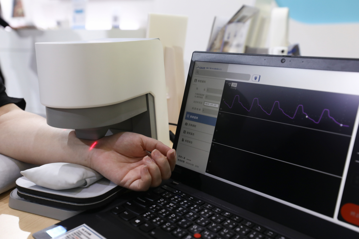 友達耘康脈象檢測系統透過電腦精準控制升降系統，還原中醫師三指把脈過程的舉、按、尋手法，將脈象感受轉化成數據，實現智慧醫療及準確性