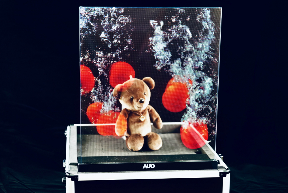 友達以次世代Micro LED顯示技術打造之透明顯示器，具備高穿透、低繞射、高亮度、可拼接之特性，可廣泛應用於智慧移動、零售、育樂和醫療等多元場域