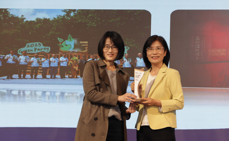 友達保存「西大墩窯遺址」且推廣在地文史教育不遺餘力，今（6）日獲頒「人文企業獎」地方發展獎之最高榮譽典範獎。由文化部陳文婷簡任視察（左）頒獎，友達永續長古秀華（右）代表受獎