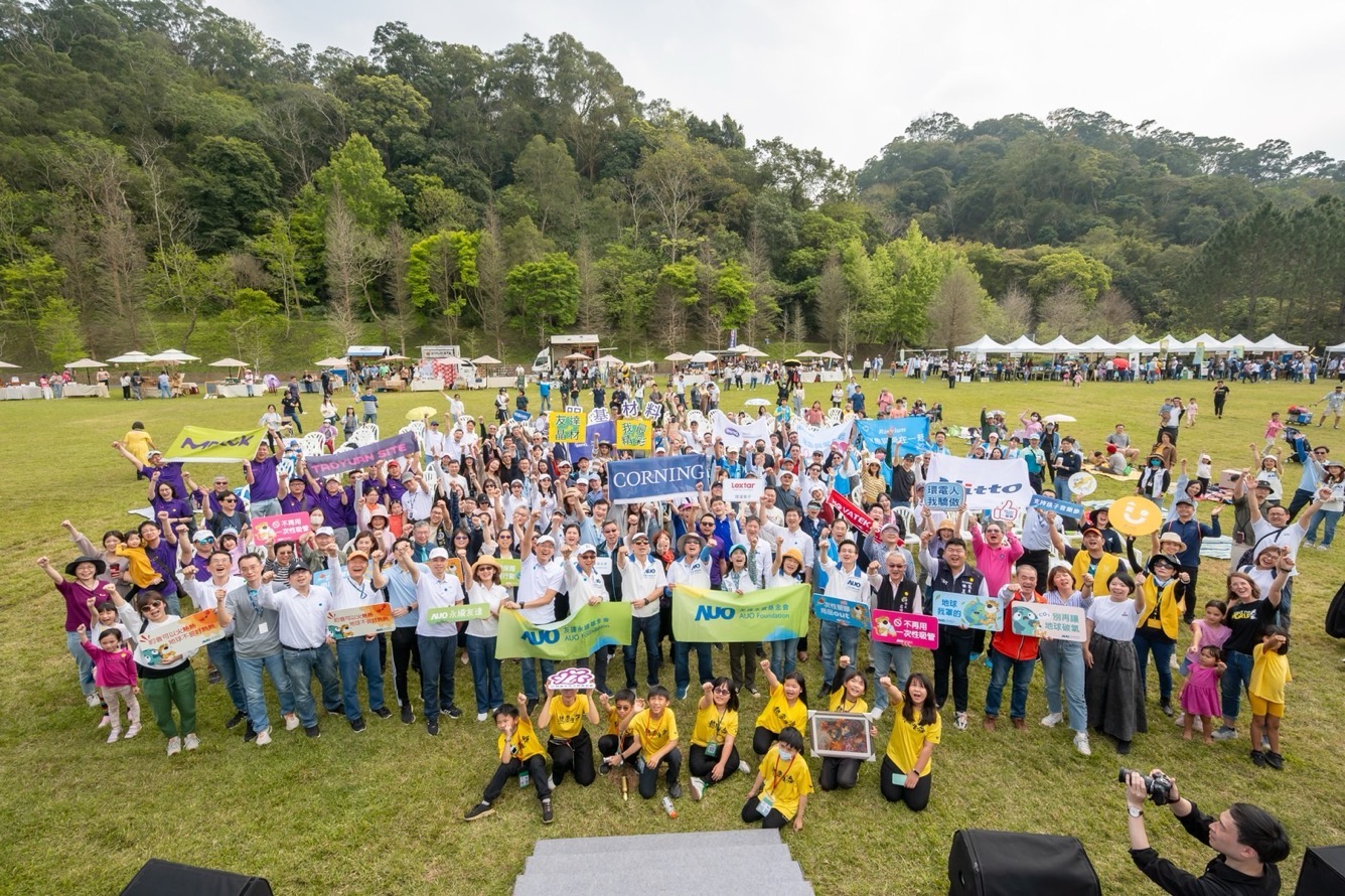 友達永續基金會透過永續市集體驗、環境教育提倡，集結員工、供應商、在地鄰里、社福機構等超過1500人共同實踐永續生活