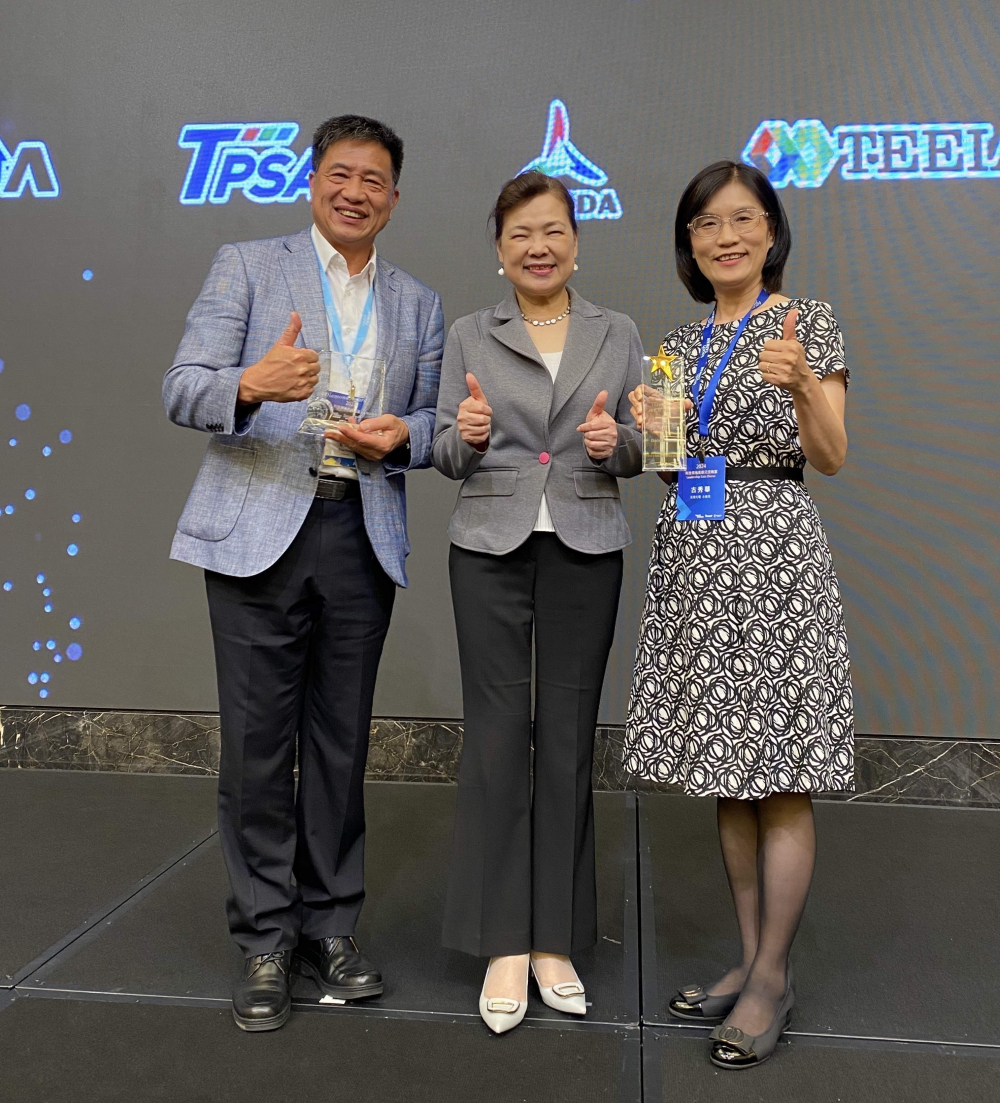 友達致力推動永續發展，於Touch Taiwan2024以3R策略貫穿Display、ESG展位實現綠色展覽目標之成果，Display展位獲綠色裝潢設計鑽質獎最高榮譽，ESG同獲金質獎殊榮。由經濟部長王美花（中）親自頒予友達光電董事長彭双浪（左）、友達光電永續長古秀華（右）