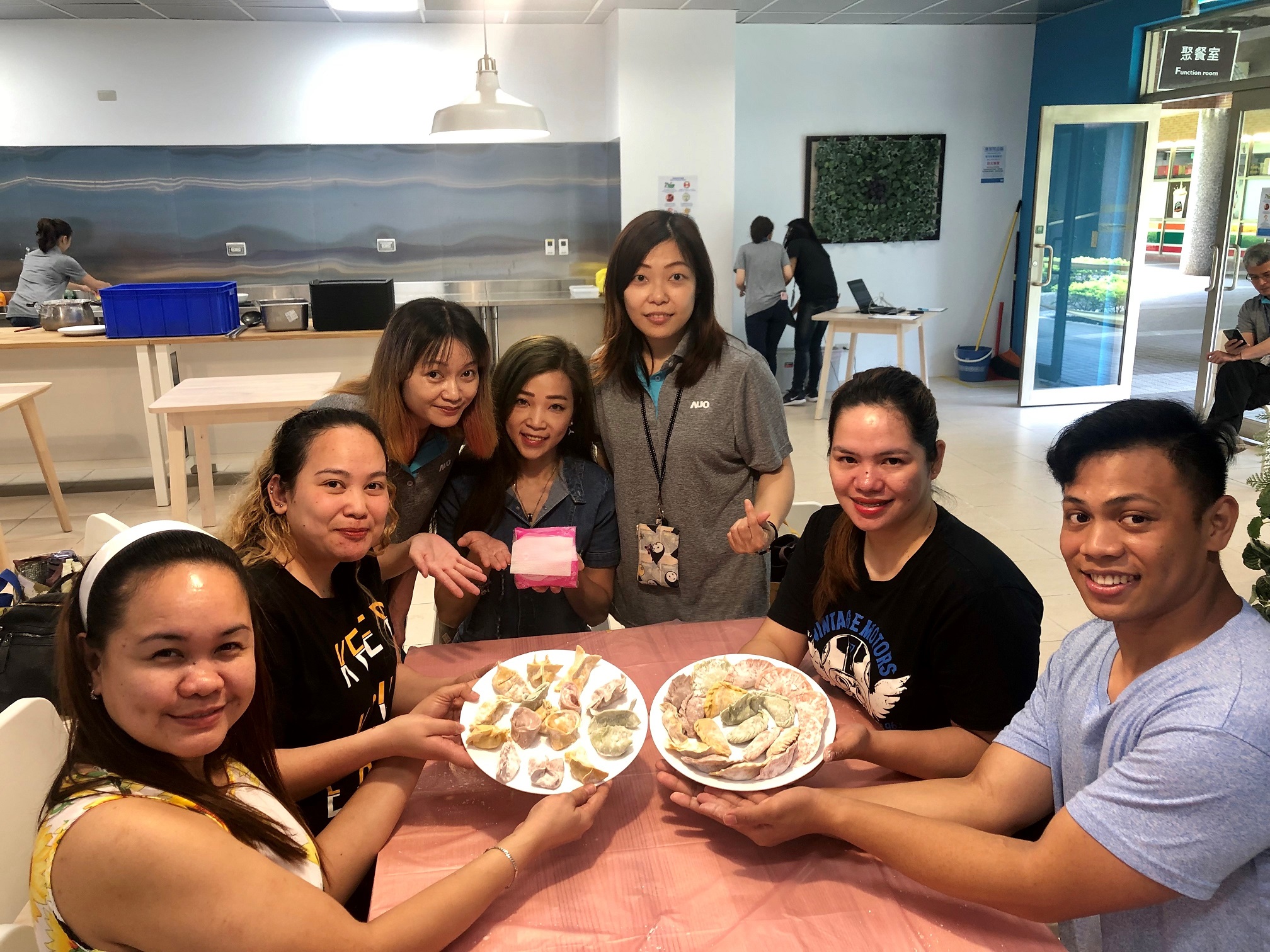 友達將DEI理念貫徹到企業文化和實踐，舉辦如台菲廚藝交流等活動，讓同仁了解彼此文化差異、培養情感