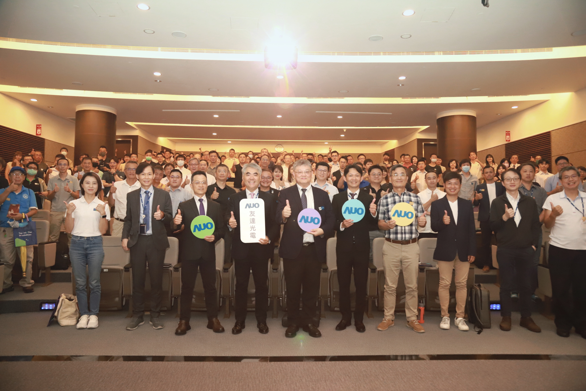 友達光電邀請領域專家共研再生能源發展、電力需求及建築物減碳等議題進行交流，盼共擘綠色永續生態圈的嶄新契機。