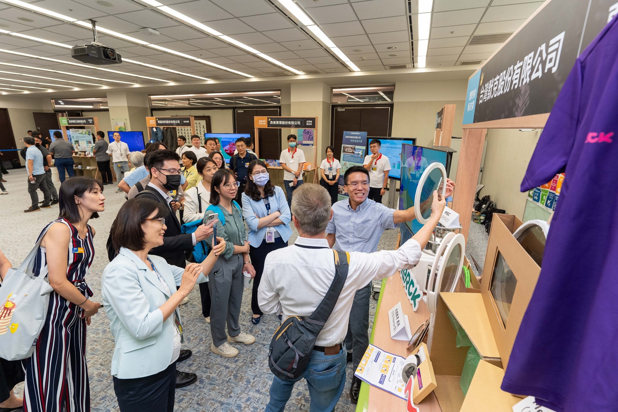 AUO collaborates with diverse industry partners in the inaugural Ecosystem Exhibition on Plastic Reduction, showcasing how waste plastics can be recycled and reused. The innovative solutions presented include the recycling and reuse of plastic packaging, the development and application of recycled plastics, advanced waste plastic recycling technologies, and proposals for reducing plastic use in daily life
