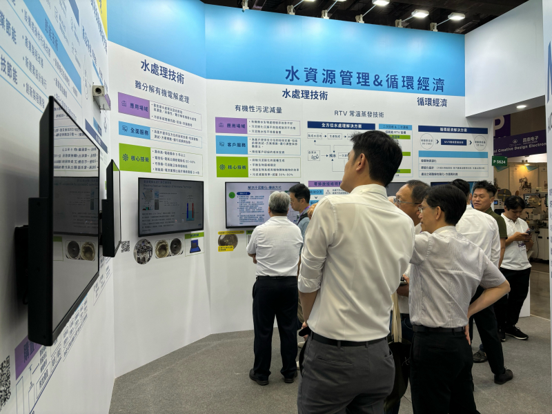 友達以深厚的智慧製造經驗發展永續戰略，積極延伸價值鏈，轉化成可供外界使用的綠色智慧服務，進軍SEMICON Taiwan 2024，提供半導體產業鏈打造AI世代的永續即戰力。