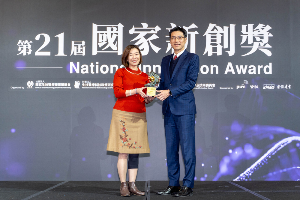 友達旗下子公司友達耘康與達擎分別以「中醫數位化檢測解決方案」及「寬視角3D醫療顯示器」獲得第二十一屆國家新創獎「智慧醫療與健康科技」類別的「企業新創獎」與「國家新創精進獎」兩項殊榮。圖左為衛生福利部政務次長林靜儀、圖右為友達光電智慧醫療事業群總經理廖世宏