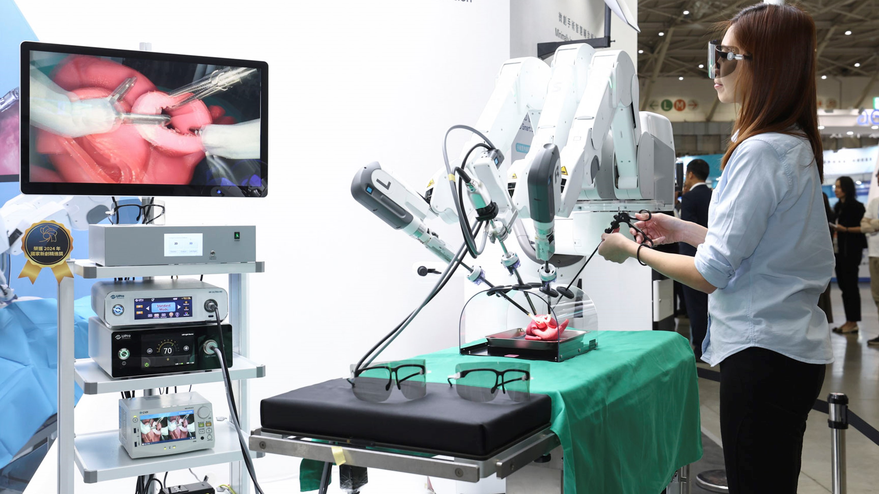 達擎寬視角3D醫療顯示器可應用於機器人手術即時3D解決方案，提供醫療團隊即時、同步的3D手術影像，提升溝通效率與手術安全性