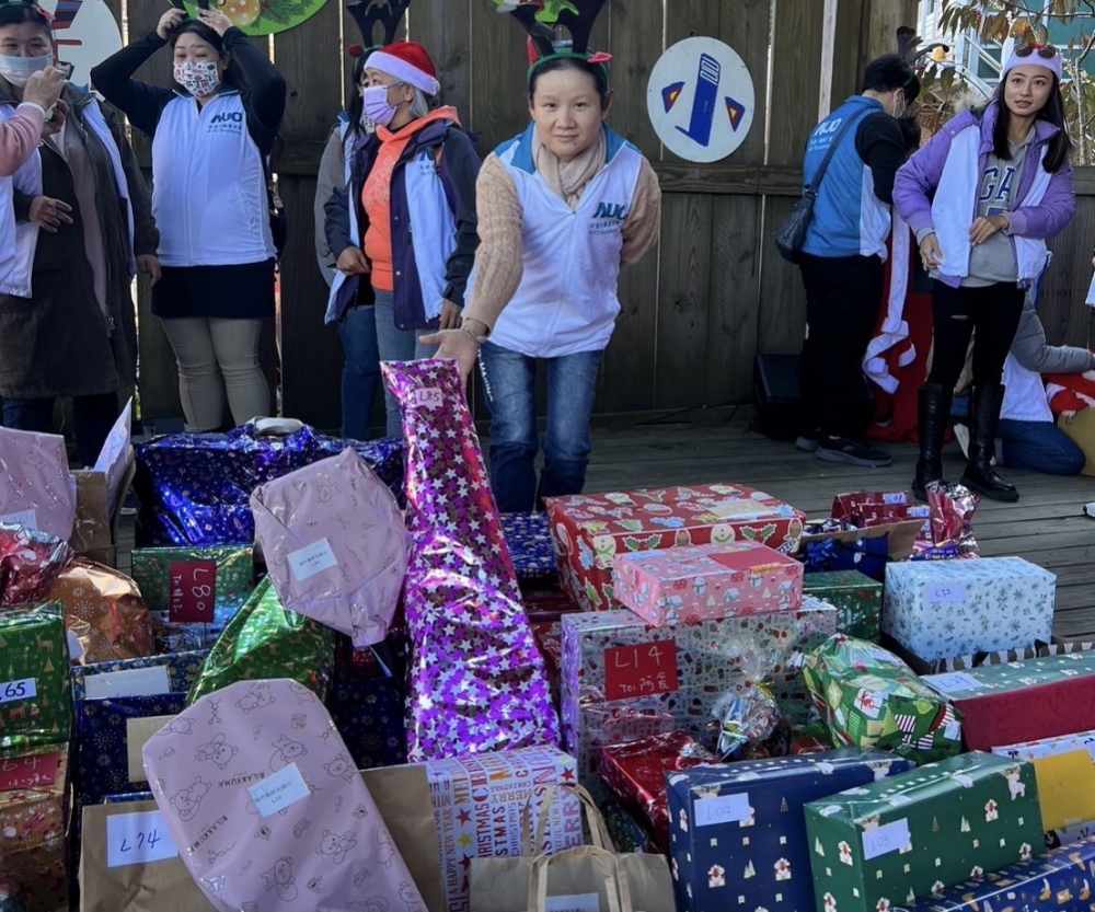 友達永續基金會「圓夢列車」年年迴響熱烈，認捐同仁精心挑選禮物、巧手包裝，整理成隊後，將祝福一一打包送出