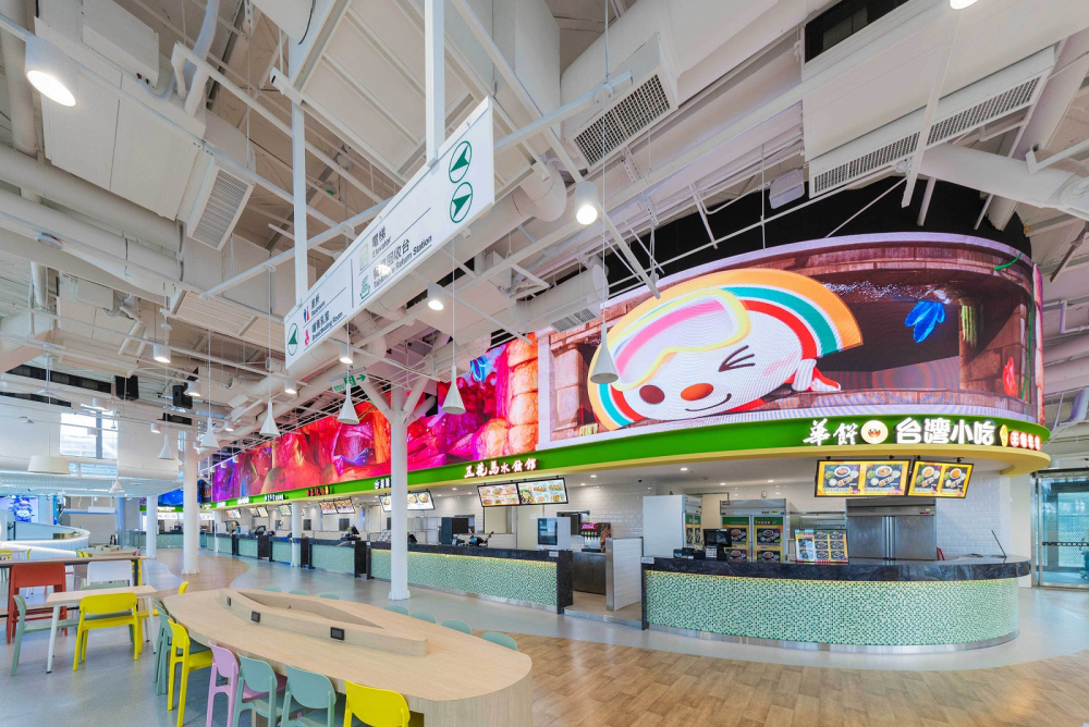 友達穩步推動雙軸轉型策略，旗下子公司達擎攜手傑可達數位與零售業者統一超商合作，為全新改裝開幕的「清水服務區」打造首創的裸視3D體驗牆