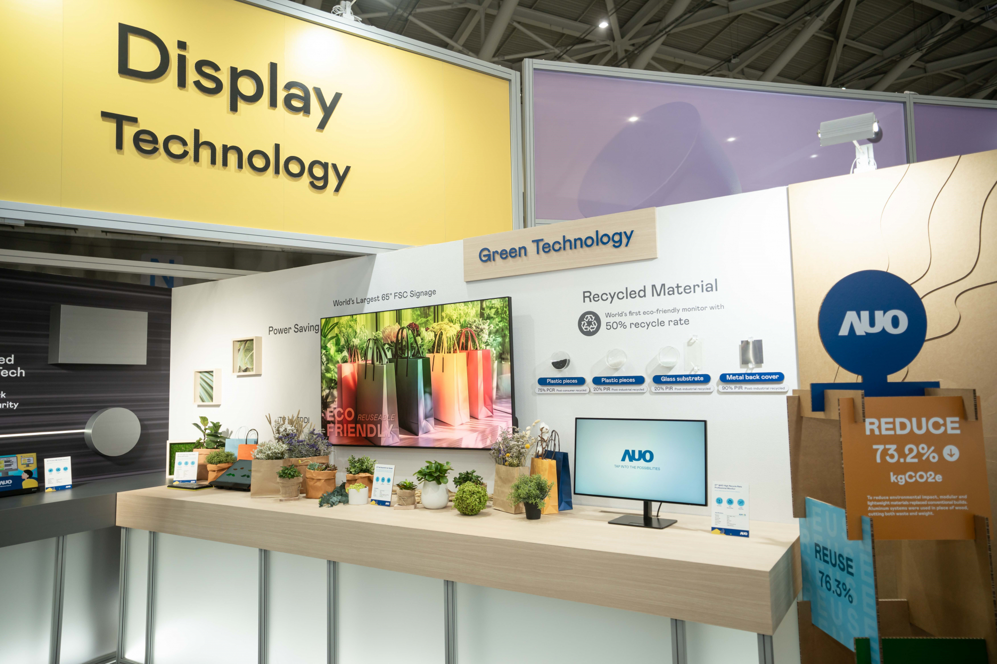 友達Touch Taiwan 2025雙展位再度獲etouch 綠色裝潢設計獎肯定；智慧顯示展位以鋁製模組系統取代傳統木作施作，並在相關裝潢物與設計使用可回收、可重複使用的材料，體現低碳與循環精神。