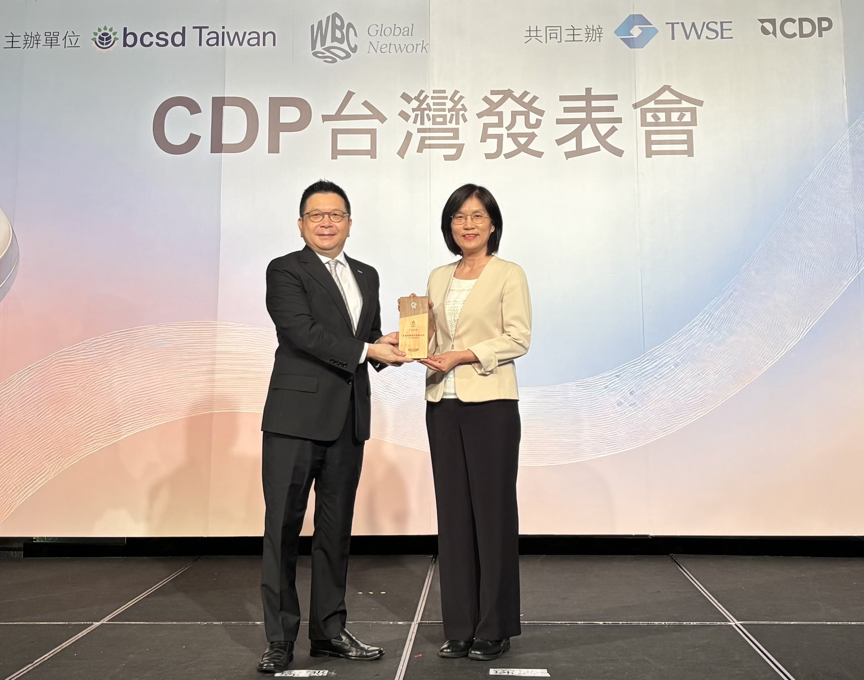 友達永續成果再獲國際評比肯定，獲頒CDP氣候與水資源雙項領導力評級。今由臺灣證券交易所董事長林修銘（左）頒獎，友達光電永續長古秀華（右）代表受獎