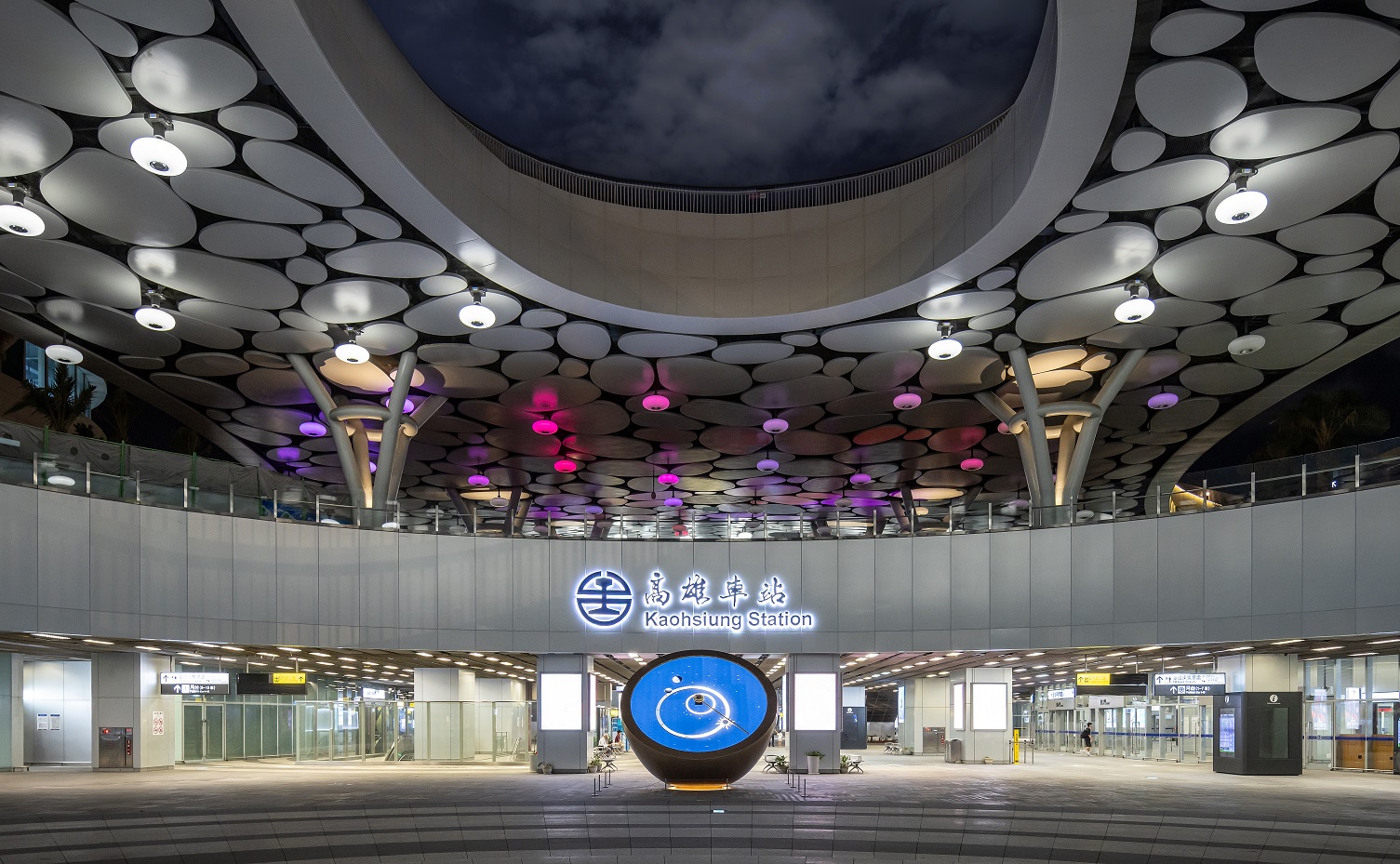 創利空間參與《高雄車站共感空間》公共藝術計畫，擔任視覺科技整合夥伴。於「看時間」天文鐘作品中提供技術指導，整合圓形LED鐘面與鐘體結構，在時間、天象星盤與空間氛圍間生動展演