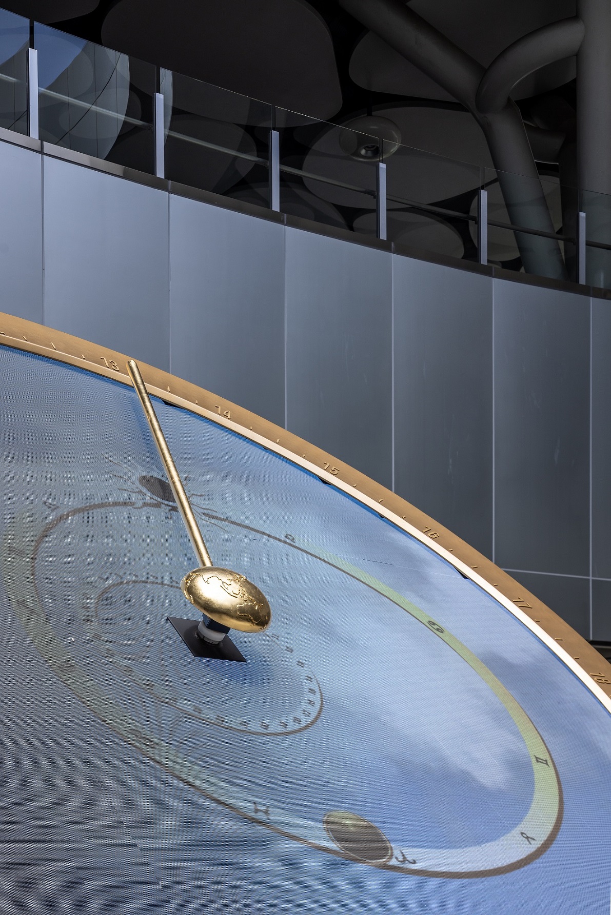 創利空間參與《高雄車站共感空間》公共藝術計畫，擔任視覺科技整合夥伴。於「看時間」天文鐘作品中提供技術指導，整合圓形LED鐘面與鐘體結構，在時間、天象星盤與空間氛圍間生動展演