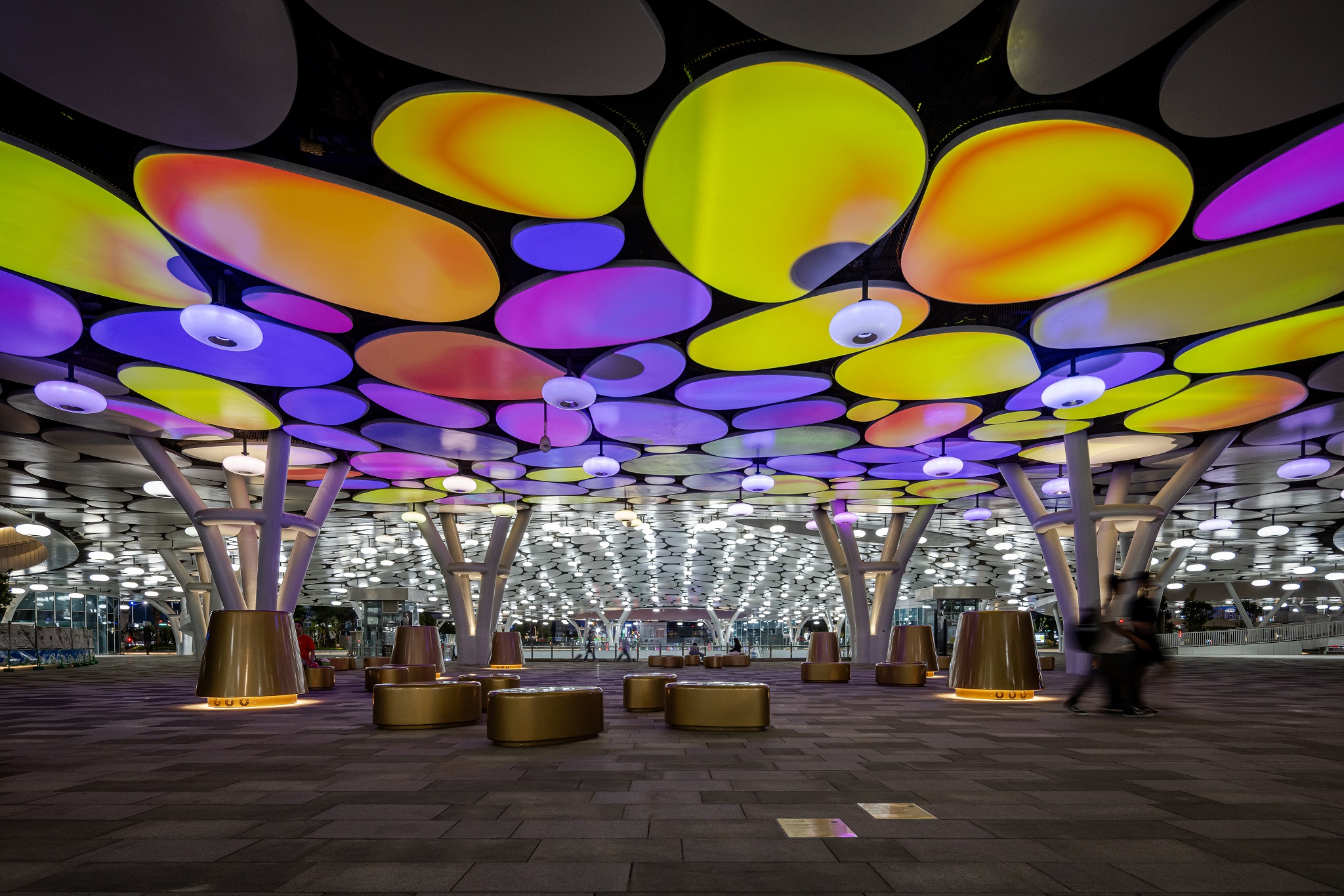 於「染色彩」作品中，創利空間協助藝術團隊將高雄車站天棚2700片鋁製雲朵染上繽紛色彩，從設備設定、光影軟體串接到現場調校，確保光線準確落在雲朵表面，展現層次與意境