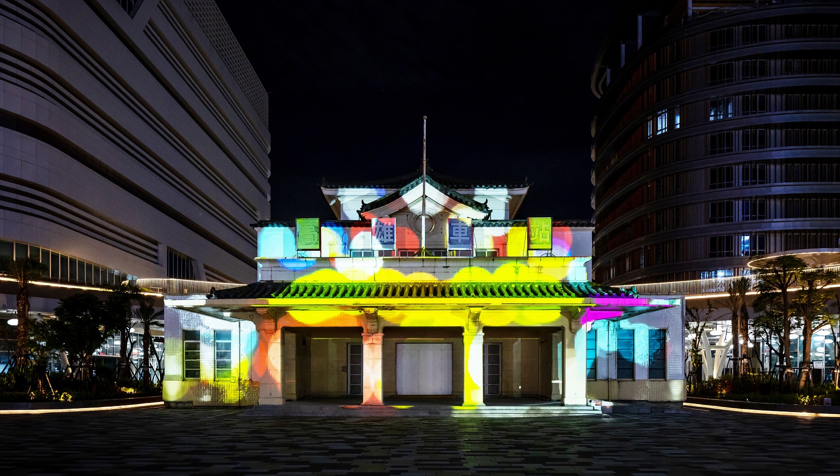 「映回憶」這項建築光雕作品展演高雄車站老站體回歸歷程，創利空間協助設計團隊精準呈現建築線條與歷史意象，並納入交通安全考量而調整光影呈現，展現整合技術與空間敏感度