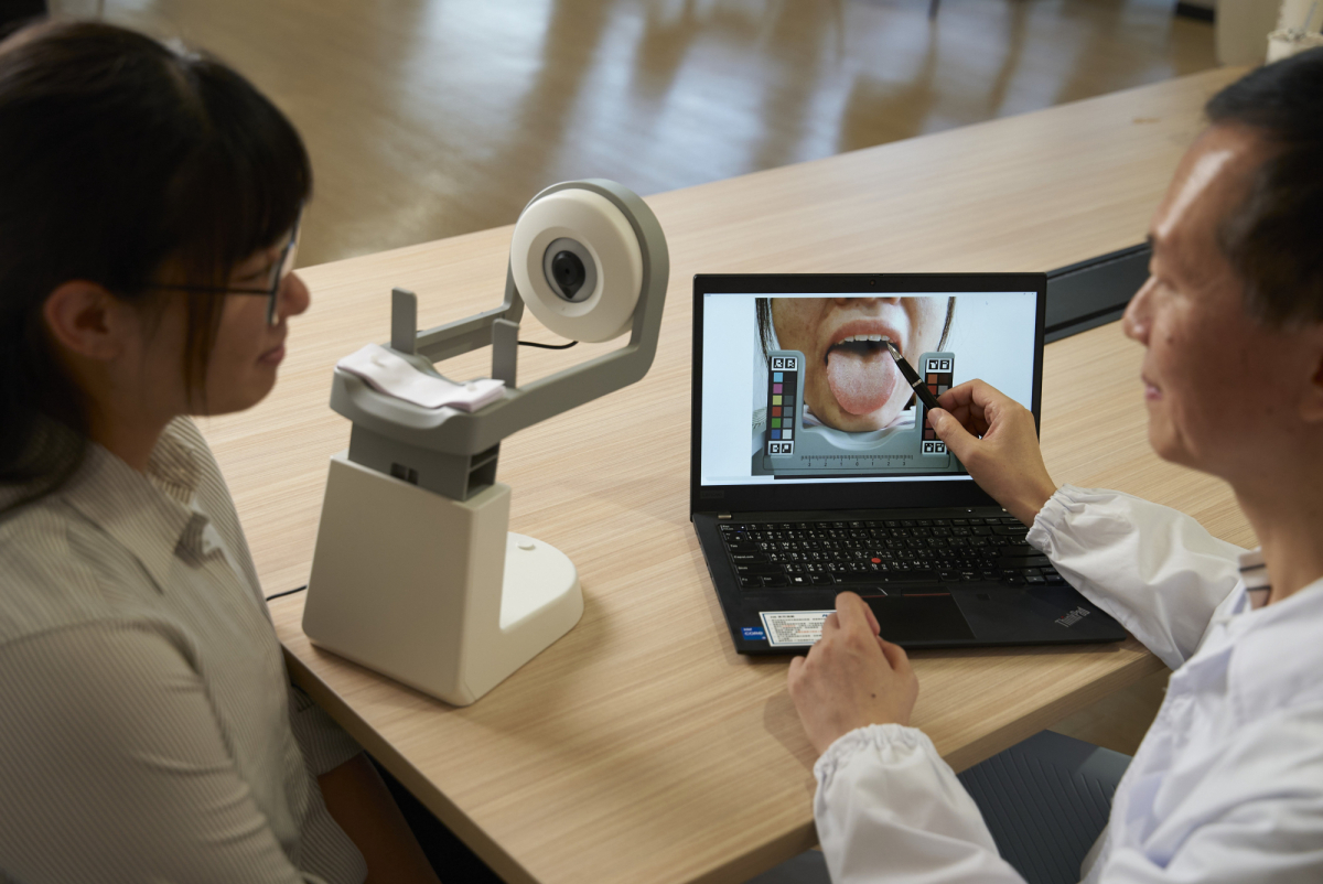 友達耘康的「舌象辨識軟體」則運用AI與大數據技術，可快速辨識舌色、舌形、苔色、苔質等特徵，顯著提升舌象辨識效率，優化檢測流程。